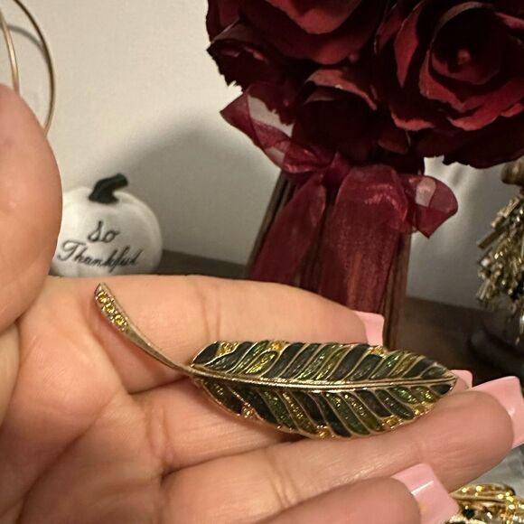 VINTAGE LIZ CLAIRBORNE LEAF PIN - Picture 1 of 3